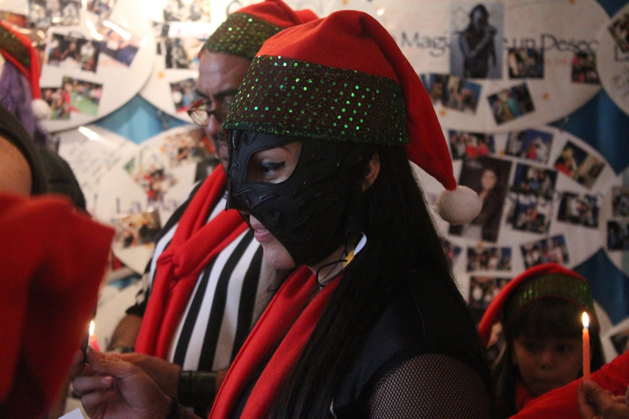 Lucha Libre AAA convivió con niños en una posada.