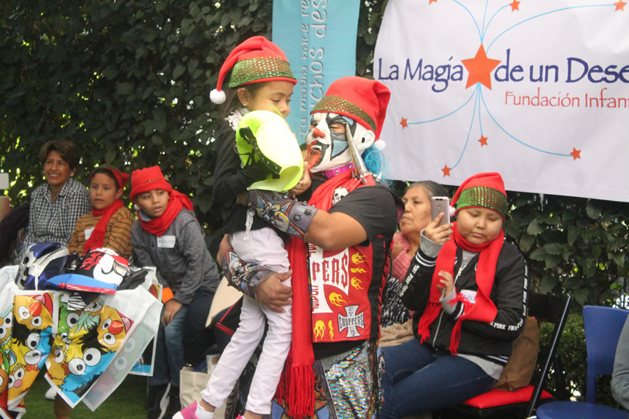 Lucha Libre AAA convivió con niños en una posada.