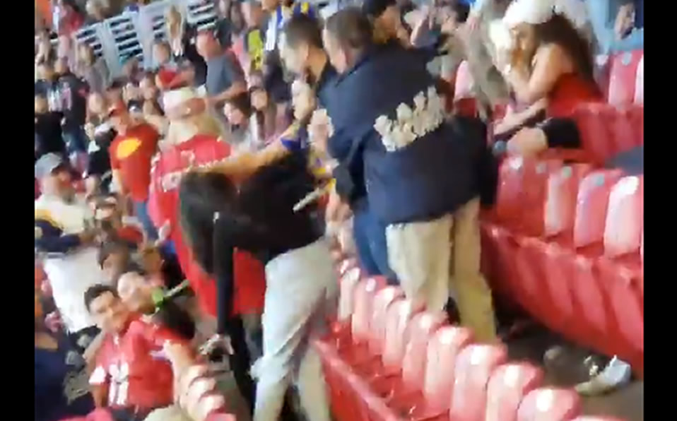 Las mujeres involucradas en la pelea fueron sacadas del estadio. (@LourdesVM23)