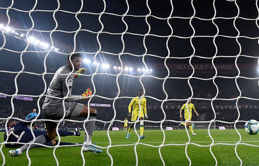 El remate de Mbappé sorprendió al arquero. (Foto: AFP)