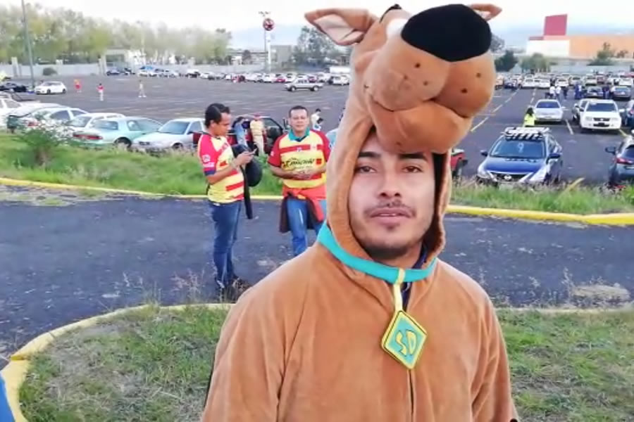El aficionado a Morelia pudo reparar su disfraz de Scooby Doo. (Foto: MT)