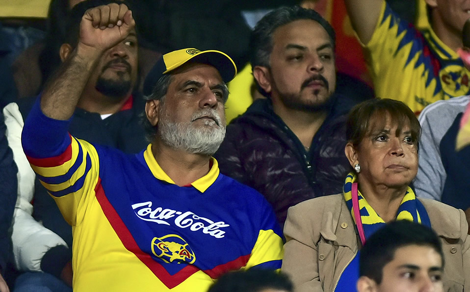 Aficionados del América en el Morelos para la Semifinal. (Mexsport)