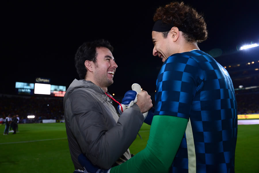 Checo Pérez y Memo Ochoa se dieron tiempo de saludarse previo al duelo de Semifinales del A2019. FOTO: Mexsport.