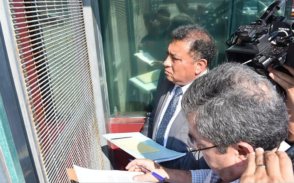 Los notarios afuera esperando la entrada al club. (Pressport)