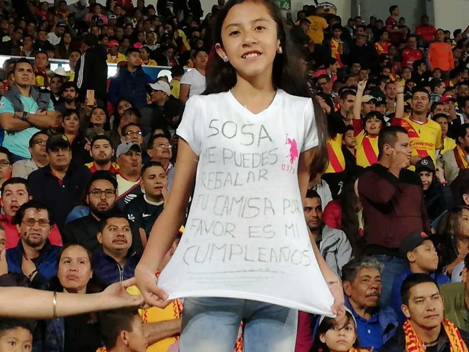 Una pequeña le pidió su camisa al cancerbero de Monarcas. (Foto: Enrique Martínez)