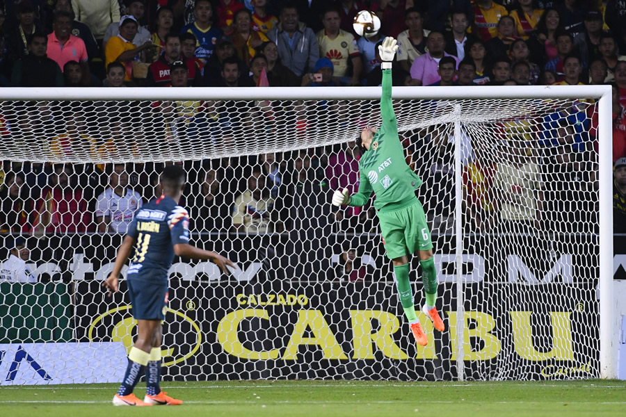 Así sacó Ochoa un potente tiro de Edison Flores. (Foto: Imago 7)