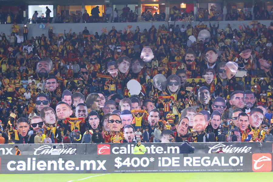 Las tribunas del Morelos se llenaron de los rostros de los jugadores. (Foto: Imago 7)