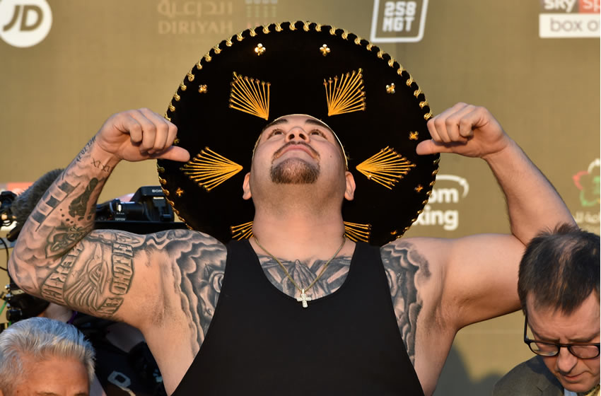 Andy Ruiz mirando al cielo, en agradecimiento. (AFP)