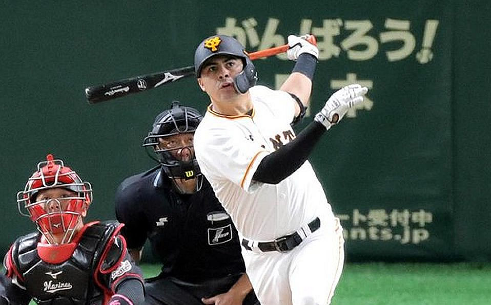 Christian Villanueva se queda en Japón