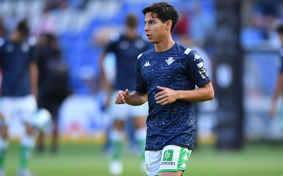Diego Lainez calentando previo a partido con el Betis. (Mexsport)