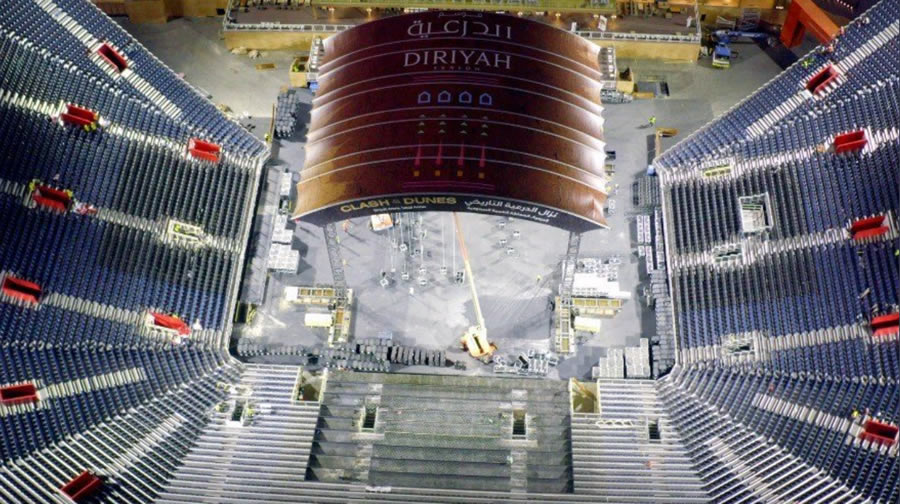 El Diriyah Arena tiene una capacidad para casi 15 mil personas y presume de 295 toneladas de acero. FOTO: @DiriyahSeason.