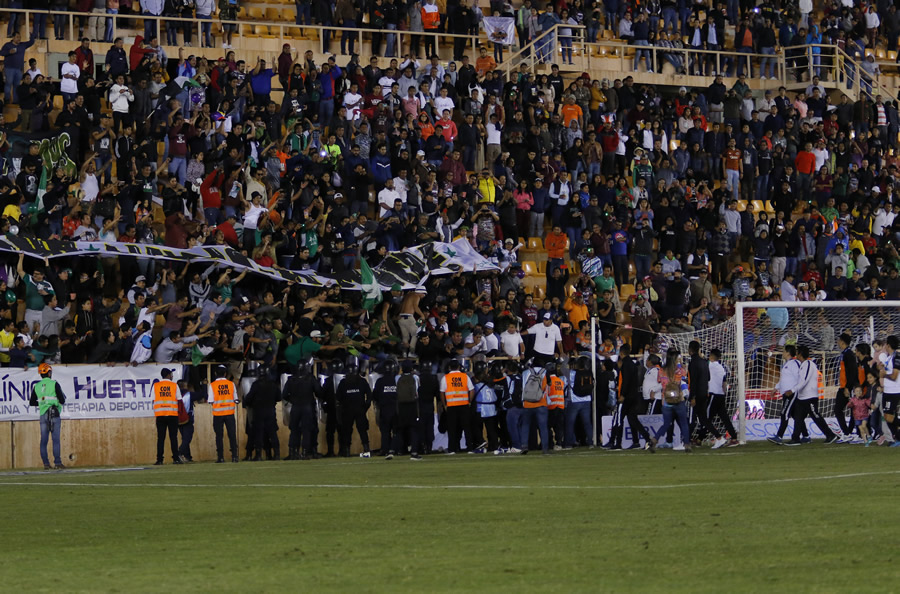 Los granaderos tuvieron que intervenir para apaciguar a la afición. (Foto: Imago 7)