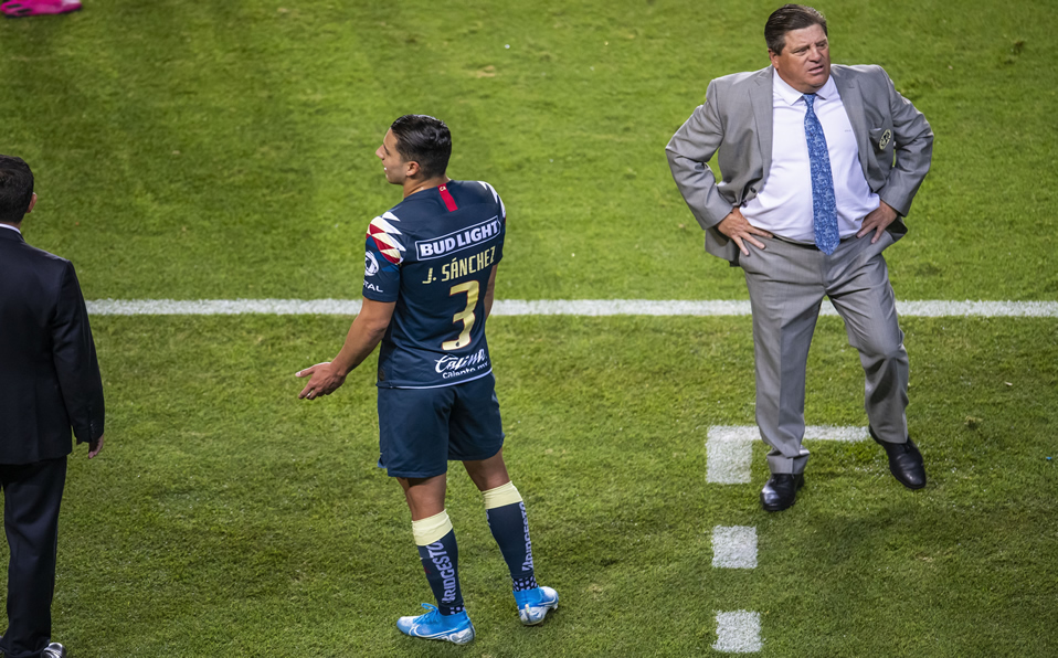 Jorge Sánchez dejó con 10 al América (MEXSPORT)