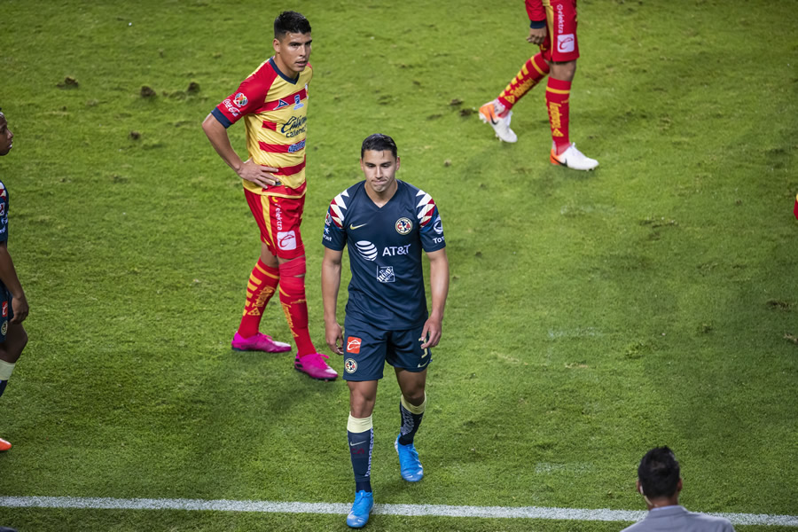 Jorge Sánchez recibió doble tarjeta amarilla ante Morelia. (Foto: Mexsport)