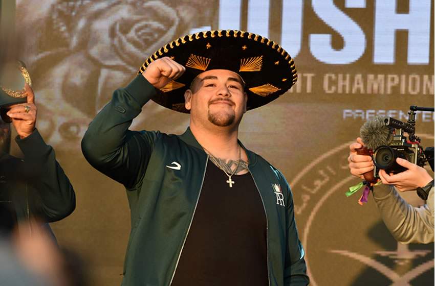 Ruiz salió con ropa deportiva en verde olivo y un sombrero de charro. (AFP)
