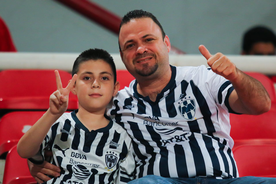 Aficionados de Rayados celebran título Femenil en estadio de Necaxa (FOTO: Imago)