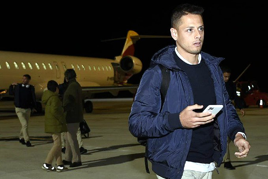 Chicharito realizó el viaje a Pamplona. (Foto: @SevillaFC)