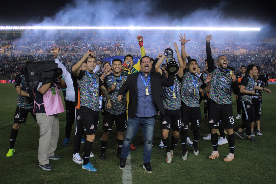 El estratega logró coronarse en su torneo debut. FOTO: Imago7.