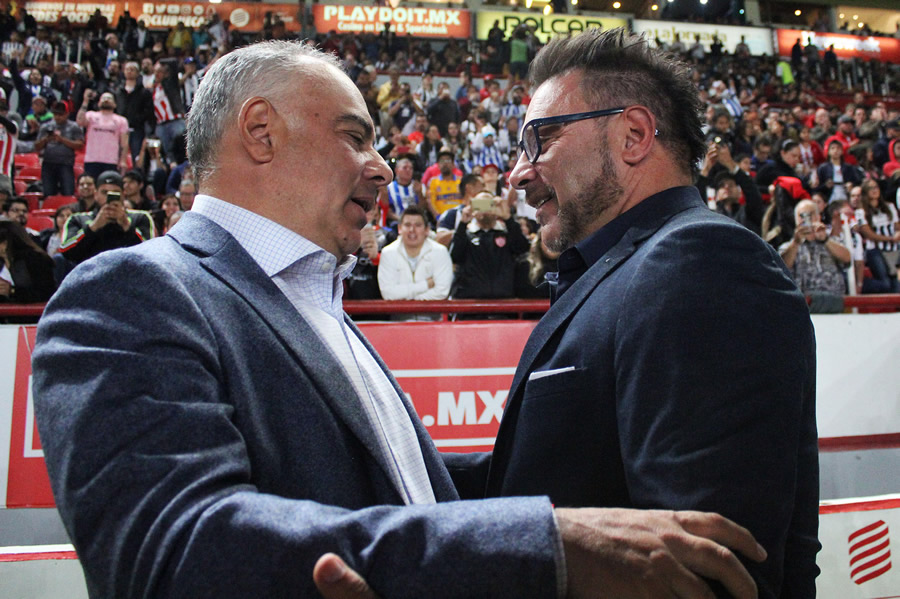 Guillermo Vázquez y Antonio Mohamed, dos viejos amigos. (Foto: Imago 7)