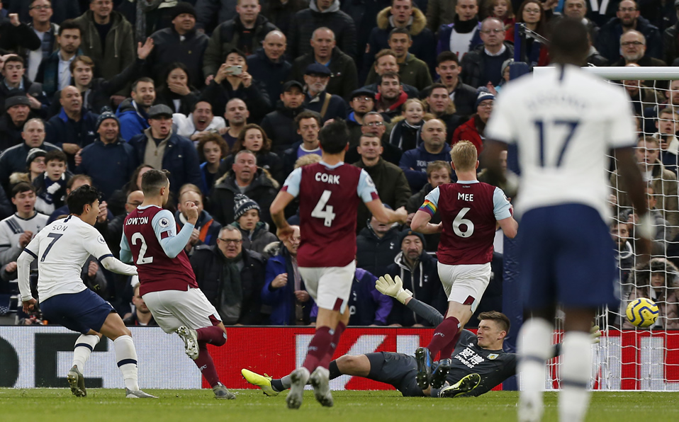 Heung-Min Son hace un gol al puro estilo de Diego Maradona (AFP)