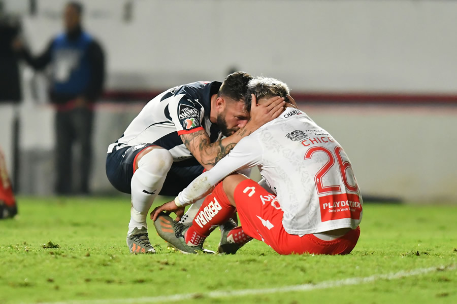 Layún se acercó a Calderón para brindarle unas palabras. (Foto: Mexsport)