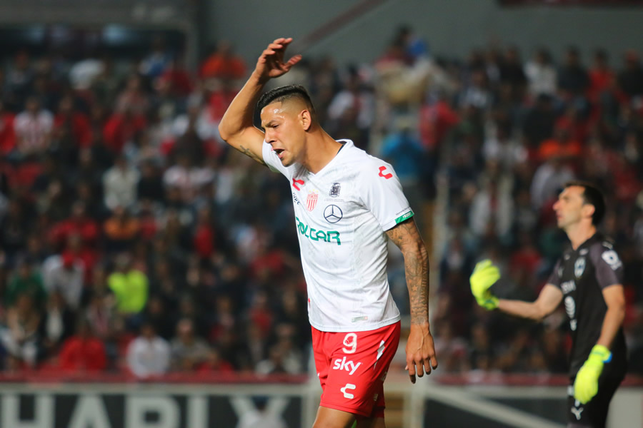 Mauro Quiroga tuvo dos testarazos que pasaron cerca. (Foto: Imago 7)