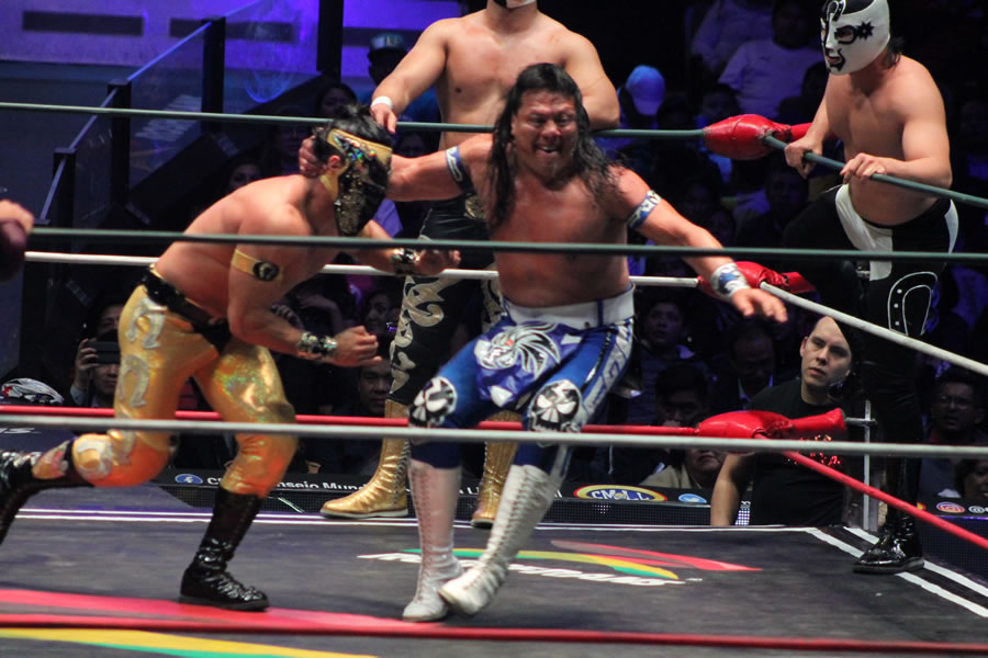Su maestro Último Guerrero le dio una lección.