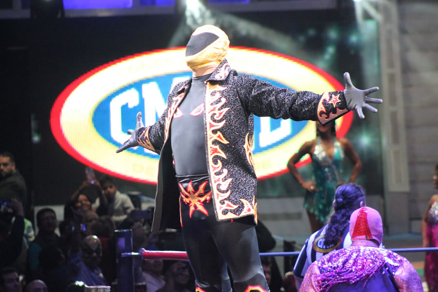 Tinieblas Jr. fue ovacionado por el público.