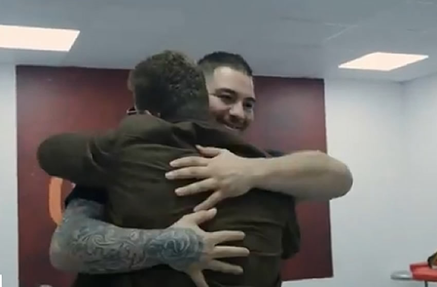 Un fratenal abrazo antes de subir al ring. (DANZ)