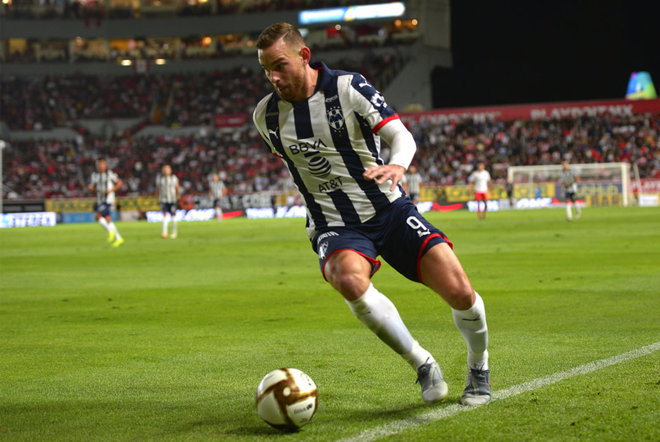 VIDEO: Vincent Janssen empuja al árbitro César Ramos al salir de cambio