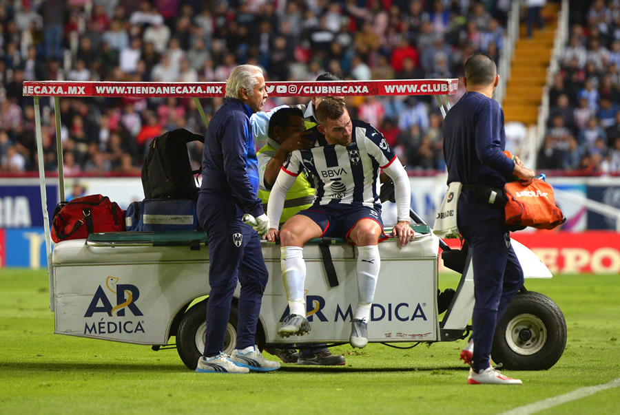 Vincent Janssen salió lesionado del partido. (Foto: Imago 7)