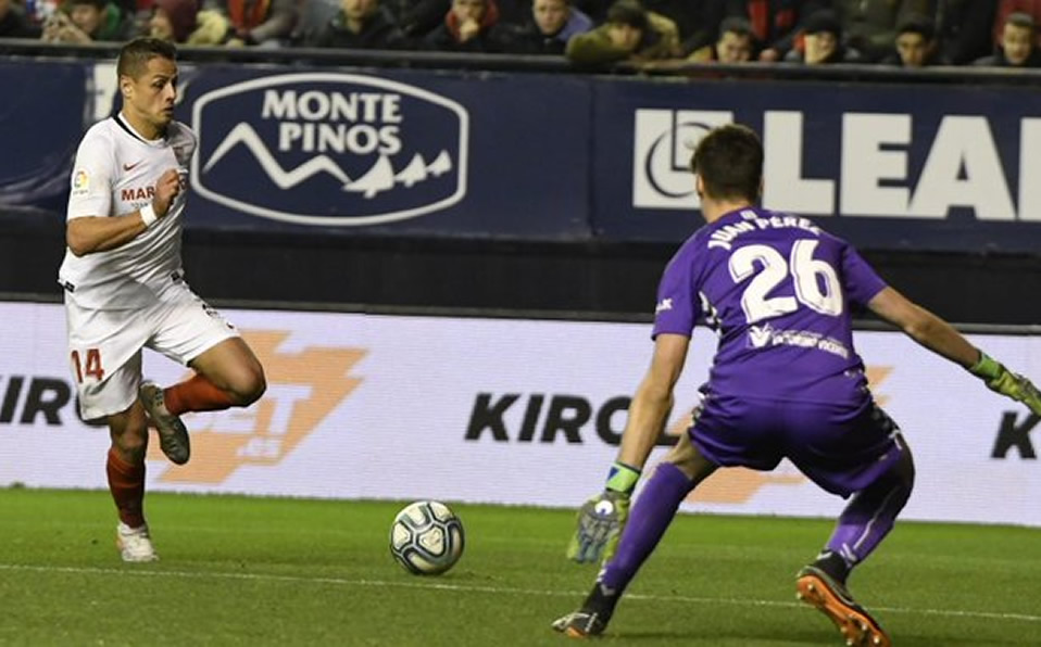 Chicharito disputó los 90 minutos frente al Osasuna. (Foto: @SevillaFC)