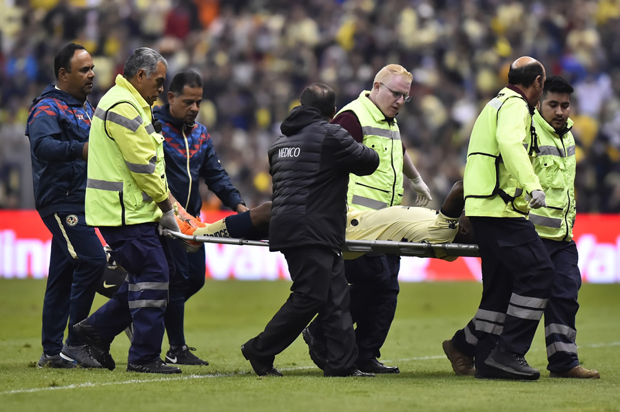 El delantero azulcrema debió salir en camilla. (Fotos: Imago 7 y Mexsport)