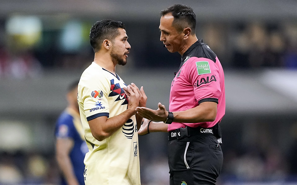 Henry habla con el árbitro Santander después del gol que le anuló. (Foto: Imago7)