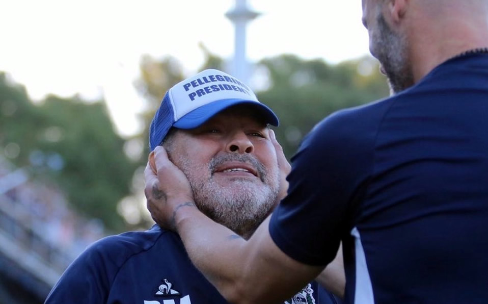 Maradona no cabía de la emoción después de lograr su primer triunfo con Gimnasia. (Foto: @gimnasiaoficial)