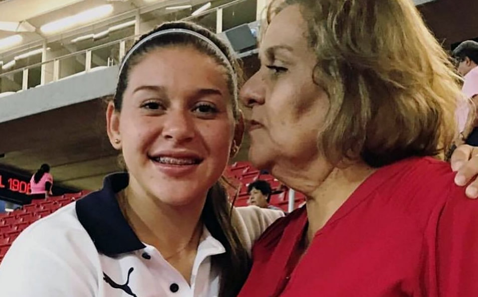 Norma Palafox junto a su señora madre, que en paz descanse. (@NormaPalafox_)