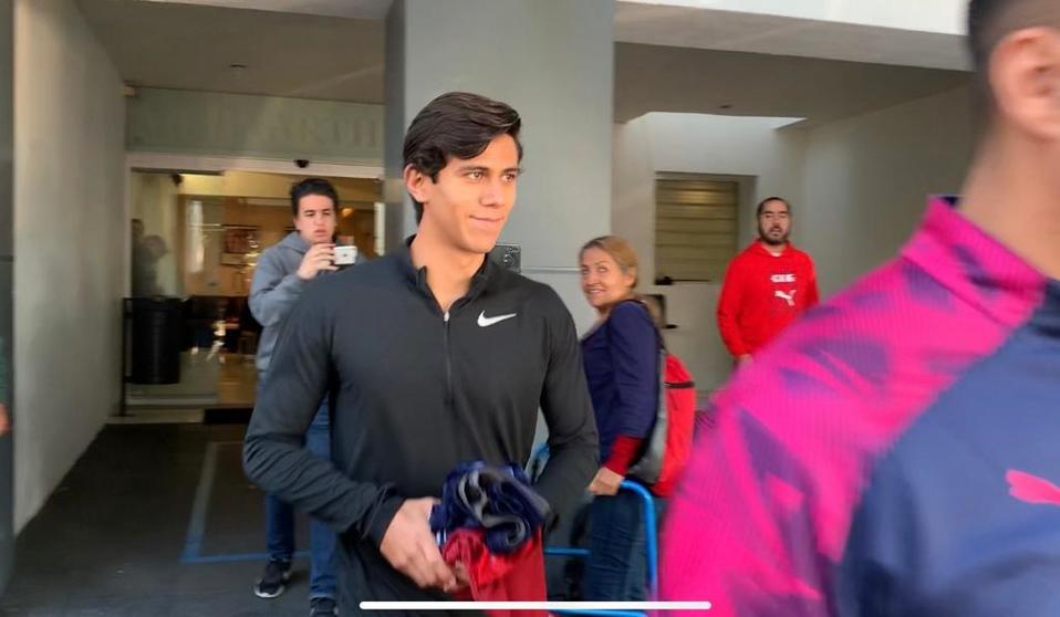 José Juan Macías llegando a realizar pruebas médicas y físicas con el Guadalajara. (Twitter: @mediotiempo)