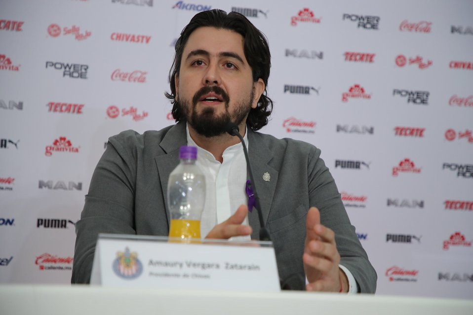 Amaury Vergara en conferencia de prensa con Chivas. (Twitter: @Chivas)