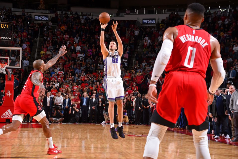 Nemanja Bjelica anotando triple vs Rockets. (Twitter: @teamziller)