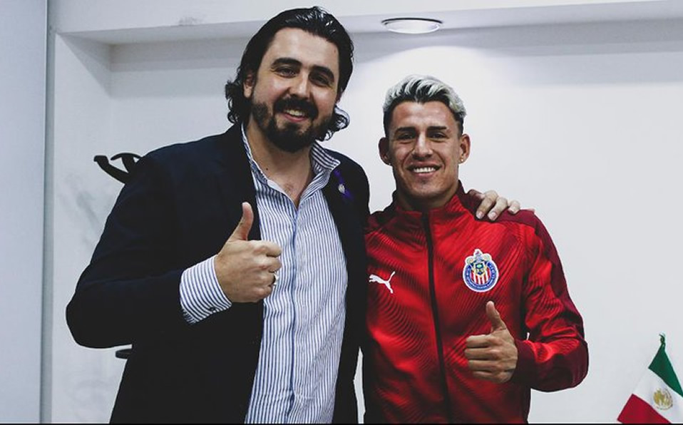 Amaury Vergara le dio la bienvenida a Calderón. (Foto: Chivas)