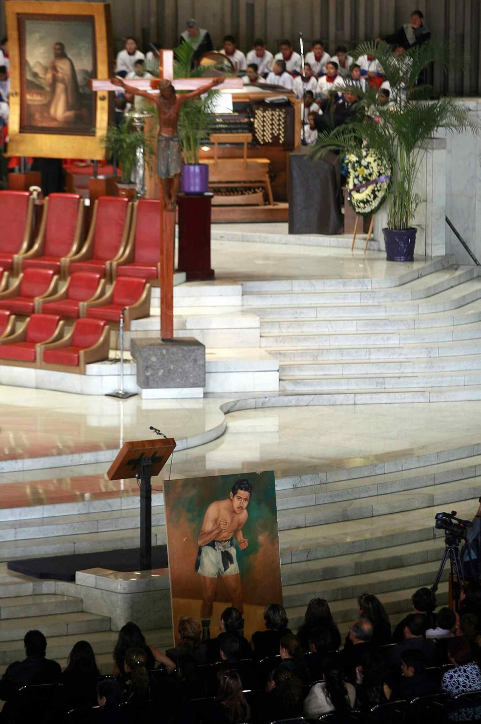 Tras fallecer, el adiós del Ratón Macías tuvo que ser en la Basílica de Guadalupe. Foto: Mexsport