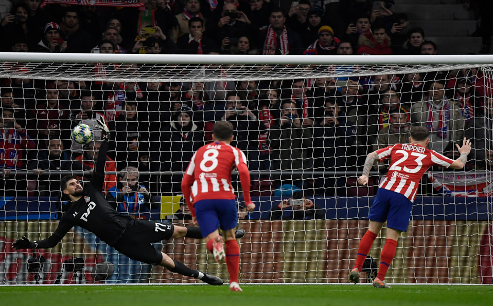 Kieran Trippier no pudo convertir el penal (AFP)