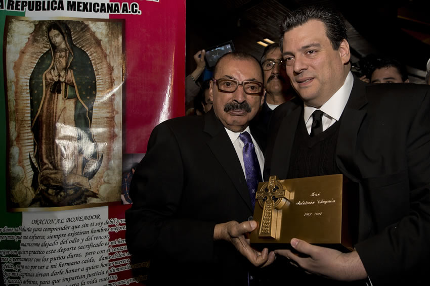Mauricio Sulaimán, hoy presidente del CMB, despidió a su padre, don José Sulaimán, con una misa en la Basílica. Foto: Mexsport