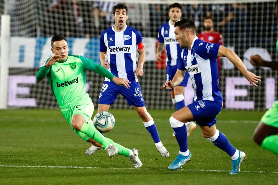 El equipo del mexicano no logra salir del fondo de la tabla para evitar la quema del descenso. FOTO: EFE.