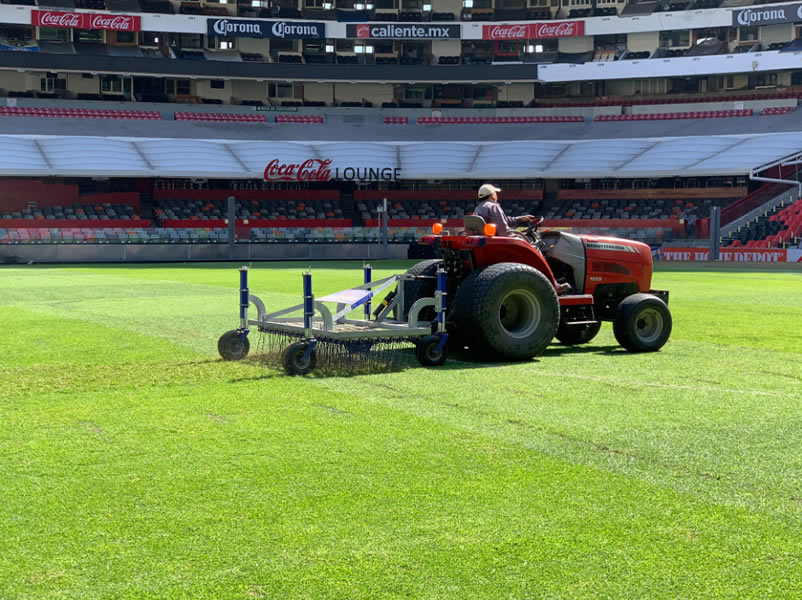 La trabajos sobre la cancha del Coloso de Santa Úrsula son intensos para lograr su mejoría. FOTO: @LaurettiLuis