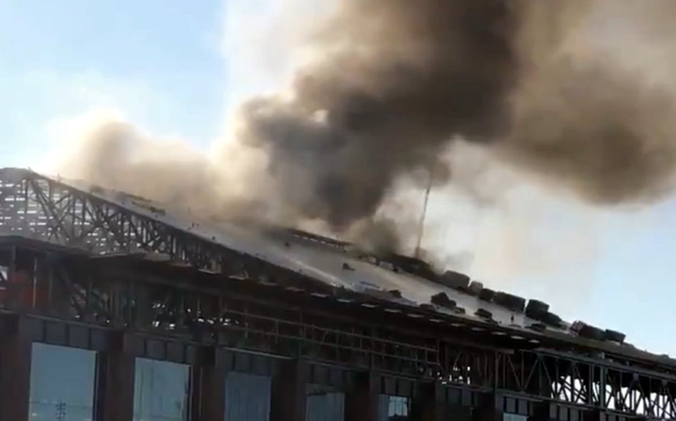 El incendio se registró en la parte alta del edificio. (Foto: @taddmike)