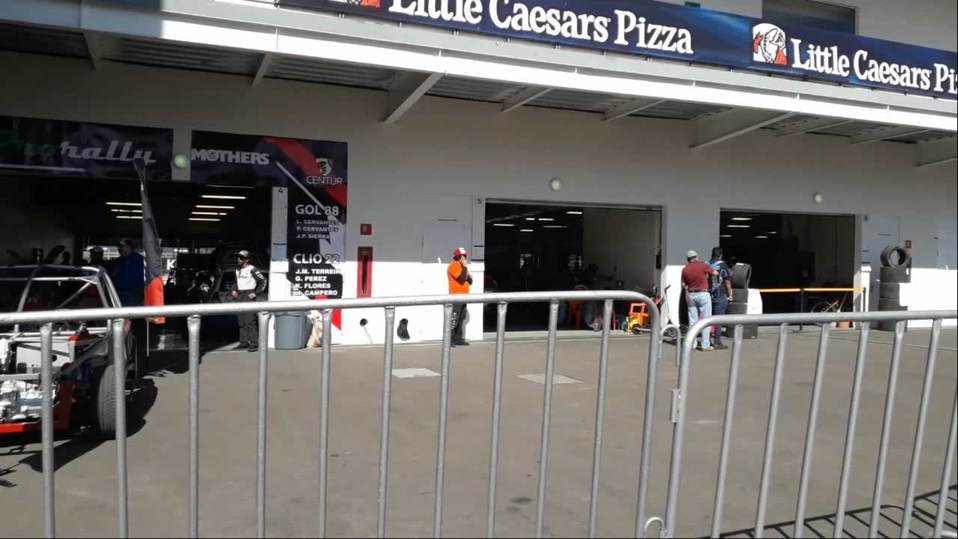 Los aficionados están cerca de los garages