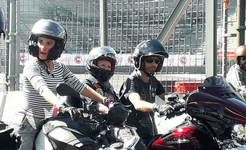 Mujeres y personas de la tercera edad listas para salir a pista