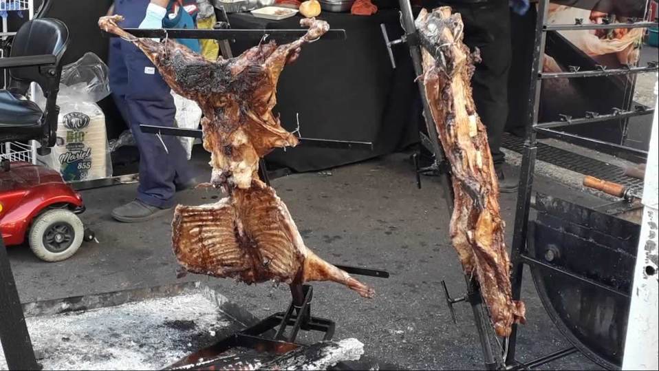 Para comer hay servicio de foodtruck y hasta cabrito