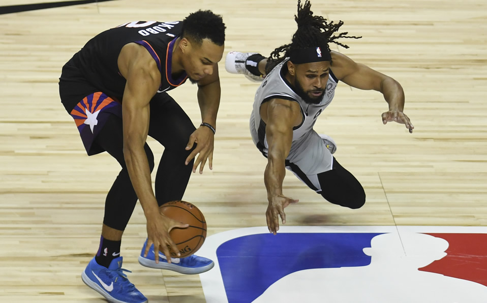 Patrick Mills (der.) disputa el balón con Elie Okobo. (Foto: AFP)